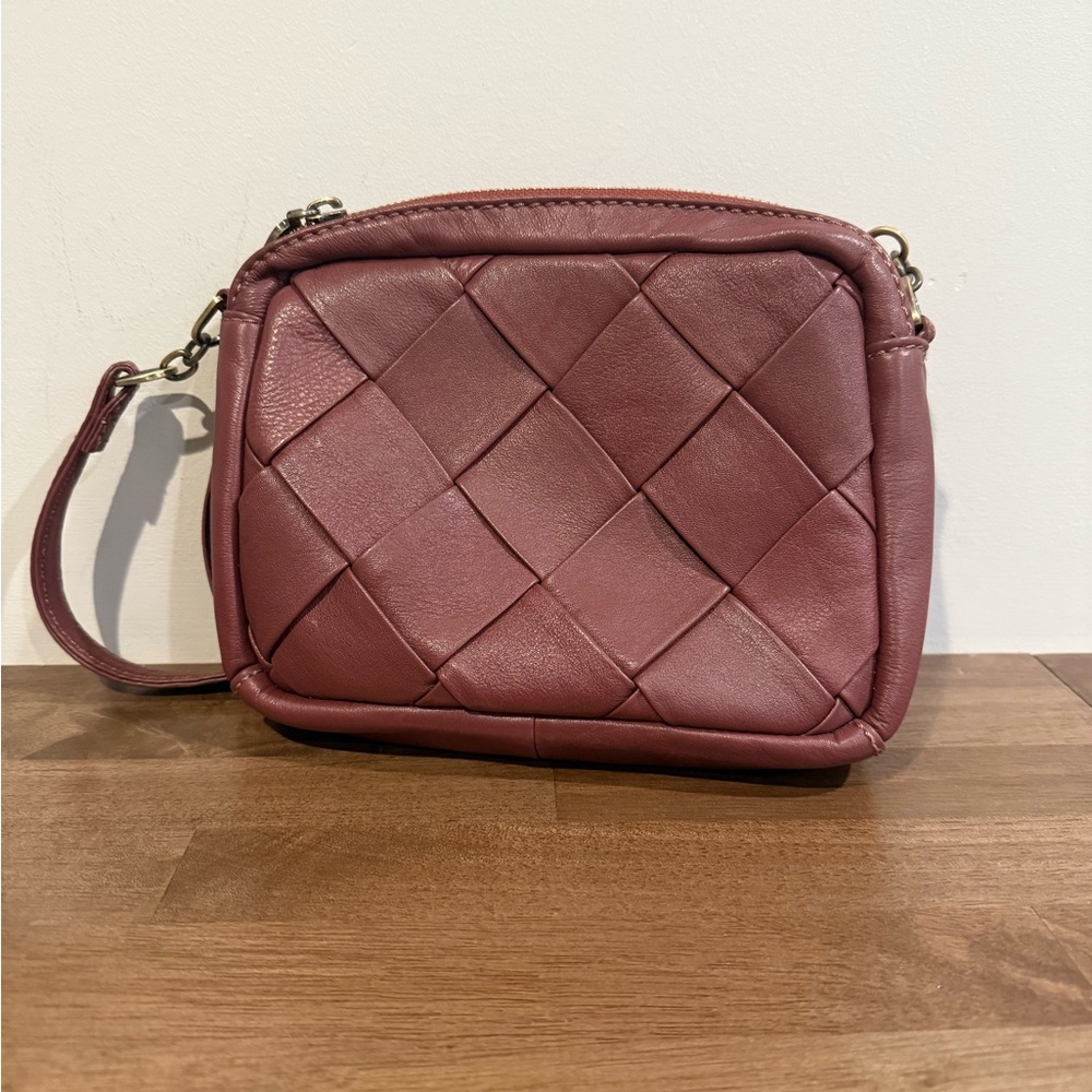 HOBO Marron Woven Crossbody Bag with Luxurious Design